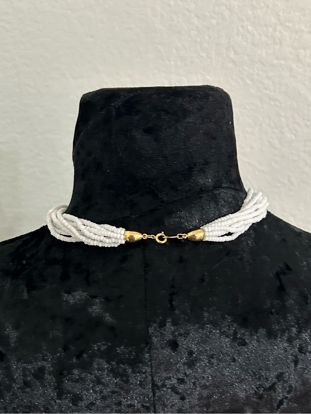 Trifari White Multi Strand Seed Bead Choker Necklace Gold Tone Signed - Picture 3 of 8